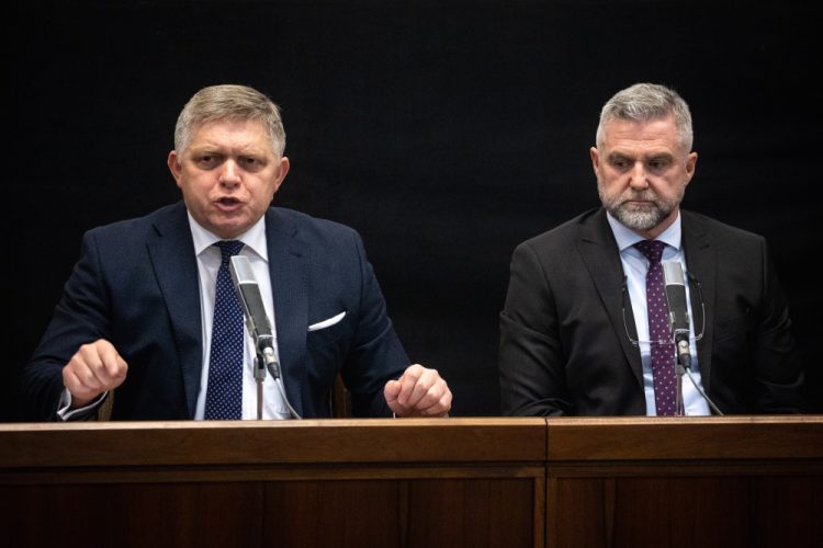 Zľava: Predseda strany SMER - SD Robert Fico a bývalý prezident Policajného zboru Tibor Gašpar počas tlačovej besedy strany Smer - sociálna demokracia (SMER - SD) v kinosále Národnej rady SR na tému: Potvrdené. Odvolaná vláda chce voľby až 30. septembra 2023, aby mohla pozatvárať opozíciu. Bratislava, 26. január 2023 (Foto: SITA/Diana Černáková)