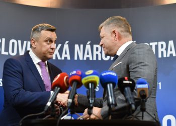 Zľava: Predseda SNS Andrej Danko a predseda strany SMER-SSD Robert Fico počas tlačovej konferencie po spoločnom pracovnom rokovaní predsedov strán Slovenská národná strana (SNS) a Smer - slovenská sociálna demokracia (SMER-SSD) v sídle SNS. Bratislava, 26. apríl 2023 (Foto: SITA/Martin Medňanský)