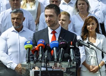 Zľava: Podpredseda hnutia Miroslav Suja, 
predseda hnutia Republika Milan Uhrík a podpredseda hnutia Republika Milan Mazurek počas tlačového brífingu pred budovou parlamentu, na ktorom predstavili kandidátku hnutia Republika do parlamentných volieb. Bratislava  3. júl 202. (Foto: SITA/Milan Illí­k)