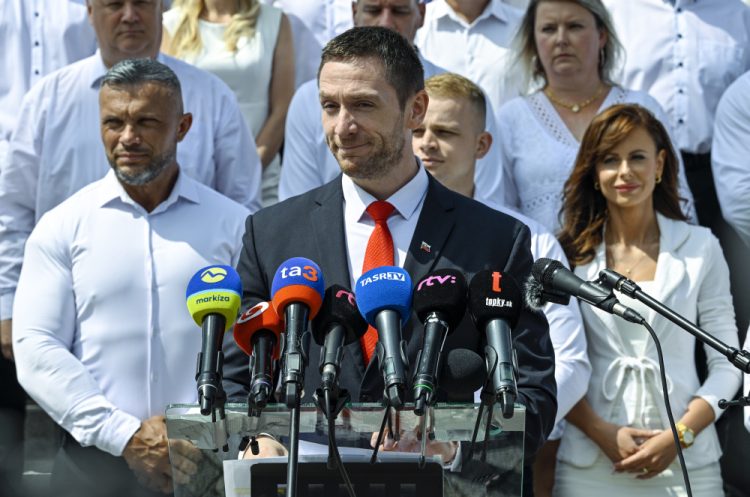 Zľava: Podpredseda hnutia Miroslav Suja, 
predseda hnutia Republika Milan Uhrík a podpredseda hnutia Republika Milan Mazurek počas tlačového brífingu pred budovou parlamentu, na ktorom predstavili kandidátku hnutia Republika do parlamentných volieb. Bratislava  3. júl 202. (Foto: SITA/Milan Illí­k)