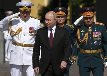 Ruský prezident Vladimir Putin (uprostred), admirál Nikolaj Jevmenov, hlavný veliteľ ruského námorníctva (vľavo) a ruský minister obrany Sergej Šojgu (vpravo) pri príležitosti Dňa námorníctva v ruskom Petrohrade v nedeľu 30. júla 2023 (Foto: SITA/AP/Alexander Kazakov, Sputnik, Kremlin)