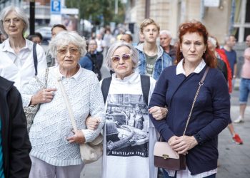 Účastníčky počas spomienkového podujatia iniciatívy Mier Ukrajine, spojeného s pochodom s názvom Memento '68: Po stopách preliatej krvi v bratislavskom Starom Meste pri príležitosti 54. výročia vpádu vojsk Varšavskej zmluvy do Československa v roku 1968. Bratislava, 21. august 2022 (Foto: SITA/Branislav Bibel)