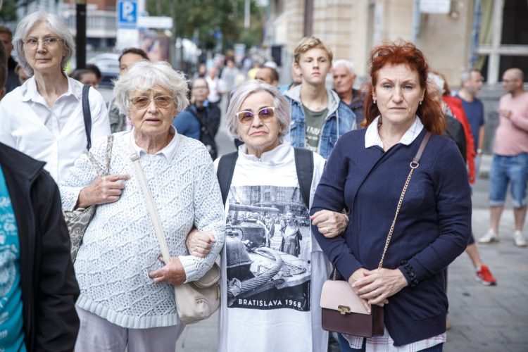 Účastníčky počas spomienkového podujatia iniciatívy Mier Ukrajine, spojeného s pochodom s názvom Memento '68: Po stopách preliatej krvi v bratislavskom Starom Meste pri príležitosti 54. výročia vpádu vojsk Varšavskej zmluvy do Československa v roku 1968. Bratislava, 21. august 2022 (Foto: SITA/Branislav Bibel)