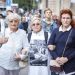 Účastníčky počas spomienkového podujatia iniciatívy Mier Ukrajine, spojeného s pochodom s názvom Memento '68: Po stopách preliatej krvi v bratislavskom Starom Meste pri príležitosti 54. výročia vpádu vojsk Varšavskej zmluvy do Československa v roku 1968. Bratislava, 21. august 2022 (Foto: SITA/Branislav Bibel)