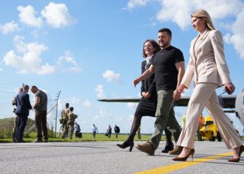 Ukrajinský prezident Volodymyr Zelenskyj a jeho manželka Olena Selenská (vpravo) prichádzajú na leteckú základňu Skrydstrup v dánskom Vojense v nedeľu 20. augusta 2023 (Foto: SITA/AP/Mads Claus Rasmussen/Ritzau Scanpix)