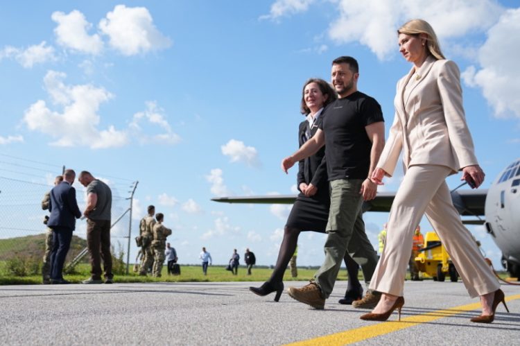 Ukrajinský prezident Volodymyr Zelenskyj a jeho manželka Olena Selenská (vpravo) prichádzajú na leteckú základňu Skrydstrup v dánskom Vojense v nedeľu 20. augusta 2023 (Foto: SITA/AP/Mads Claus Rasmussen/Ritzau Scanpix)