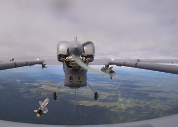 Na snímke zverejnenej tlačovou službou ruského ministerstva obrany ruský dron odpaľuje raketu počas vojnových hier Zapad-2021 ruských a bieloruských síl na cvičisku Mulino v Nižnonovgorodskej oblasti v Rusku v sobotu 11. septembra 2021 (Foto: SITA/AP/Vadim Savickij/Tlačová služba ruského ministerstva obrany)