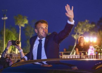 Francúzsky prezident Emmanuel Macron máva okoloidúcim (Foto: SITA/AP/Christophe Simon)