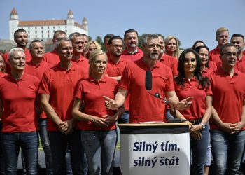 Zľava v popredí: Člen predsedníctva Ján Ferenčák, podpredseda strany Richard Raši, podpredsedníčka strany Denisa Saková, predseda strany Peter Pellegrini, podpredsedníčka HLAS-SD Zuzana Dolinková a člen predsedníctva Tomáš Drucker počas predstavenia kandidátky strany Hlas - sociálna demokracia do predčasných parlamentných volieb. Bratislava, 30. jún 2023 (Foto: SITA/Milan Illík)