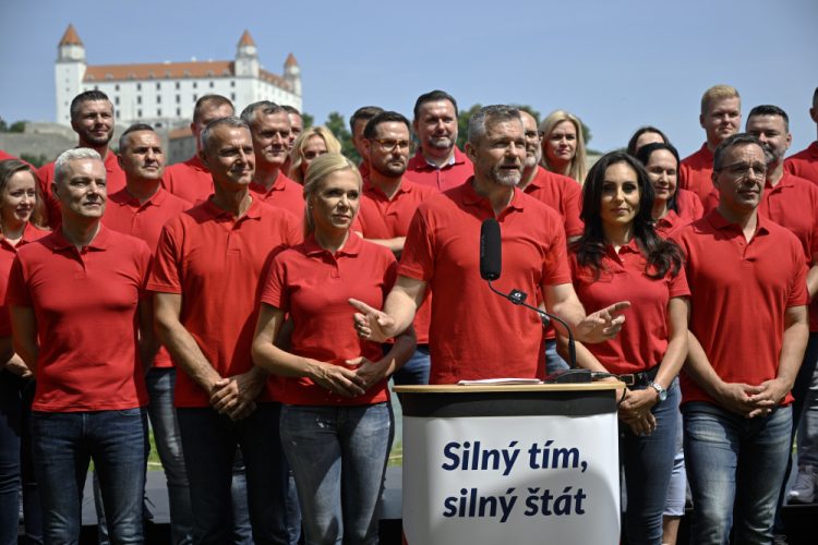 Zľava v popredí: Člen predsedníctva Ján Ferenčák, podpredseda strany Richard Raši, podpredsedníčka strany Denisa Saková, predseda strany Peter Pellegrini, podpredsedníčka HLAS-SD Zuzana Dolinková a člen predsedníctva Tomáš Drucker počas predstavenia kandidátky strany Hlas - sociálna demokracia do predčasných parlamentných volieb. Bratislava, 30. jún 2023 (Foto: SITA/Milan Illík)