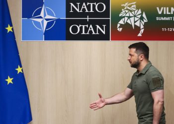 Ukrajinský prezident Volodymyr Zelenskyj čaká na začiatok bilaterálneho stretnutia s nemeckým kancelárom Olafom Scholzom počas summitu NATO v litovskom Vilniuse v stredu 12. júla 2023 (Foto: SITA/AP/Yves Herman,)