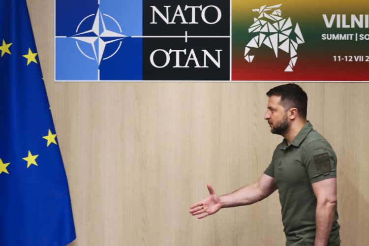 Ukrajinský prezident Volodymyr Zelenskyj čaká na začiatok bilaterálneho stretnutia s nemeckým kancelárom Olafom Scholzom počas summitu NATO v litovskom Vilniuse v stredu 12. júla 2023 (Foto: SITA/AP/Yves Herman,)