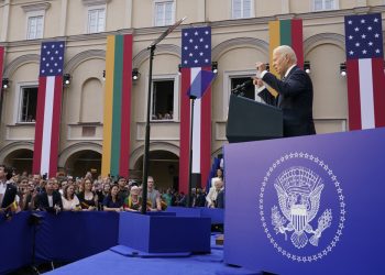Americký prezident Joe Biden reční na Vilniuskej univerzite v litovskom Vilniuse v stredu 12. júla 2023 po účasti na samite NATO (Foto: SITA/AP Photo/Susan Walsh)