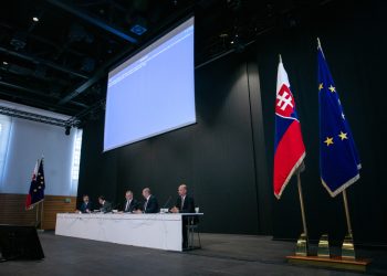 Hlasovanie poslancov pred začatím mimoriadnej 99. schôdze Národnej rady SR v Zimnej jazdiarni Bratislavského hradu. Bratislava, 21. august 2023 (Foto: SITA/Diana Černak)