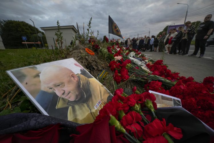 Portrét majiteľa súkromnej vojenskej spoločnosti Wagner Group Jevgenija Prigožina leží na neformálnom pamätníku pri bývalom „PMC Wagner Centre" v ruskom Petrohrade vo štvrtok 24. augusta 2023 (Foto: SITA/AP Photo/Dmitri Lovetsky)