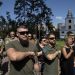 Ukrajinskí vojaci sa zúčastňujú na rozlúčke so svojím padlým kamarátom Nicholasom Maimerom, americkým občanom a armádnym veteránom, ktorý zahynul počas bojov v Bachmute proti ruským silám, v ukrajinskom meste Ukrajinka v stredu 19. júla 2023 (Foto: SITA/AP Photo/Evgeniy Maloletka)