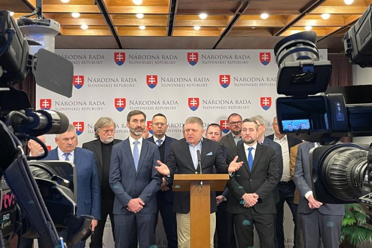 Zľava v popredí, poslanci parlamentu za stranu SMER-SSD: Ján Richter, Juraj Blanár, Robert Fico a Ľuboš Blaha počas tlačovej konferencie strany SMER - slovenská sociálna demokracia v Národnej rade SR, Bratislava, 17. marec 2023 (Foto: SITA)