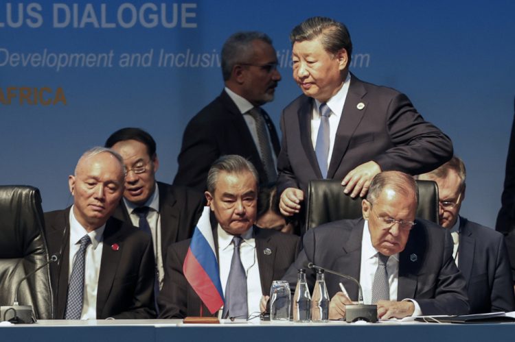 Čínsky prezident Si Ťin-pching prechádza okolo ruského ministra zahraničných vecí Sergeja Lavrova a čínskeho ministra zahraničných vecí Wang I počas samitu BRICS 2023 v Johannesburgu vo štvrtok 24. augusta 2023 (Foto: SITA/AP/Marco Longari)