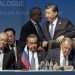 Čínsky prezident Si Ťin-pching prechádza okolo ruského ministra zahraničných vecí Sergeja Lavrova a čínskeho ministra zahraničných vecí Wang I počas samitu BRICS 2023 v Johannesburgu vo štvrtok 24. augusta 2023 (Foto: SITA/AP/Marco Longari)