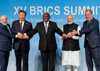 Na snímke zľava brazílsky prezident Luiz Inacio Lula da Silva, čínsky prezident Si Ťin-pching, juhoafrický prezident Cyril Ramaphosa, indický premiér Naréndra Módí a ruský minister zahraničných vecí Sergej Lavrov pózujú na skupinovej fotografii BRICS počas summitu BRICS 2023 v kongresovom centre Sandton v juhoafrickom Johannesburgu v stredu 23. augusta 2023 (Foto: SITA/AP/Gianluigi Guercia)