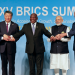 Na snímke zľava brazílsky prezident Luiz Inacio Lula da Silva, čínsky prezident Si Ťin-pching, juhoafrický prezident Cyril Ramaphosa, indický premiér Naréndra Módí a ruský minister zahraničných vecí Sergej Lavrov pózujú na skupinovej fotografii BRICS počas summitu BRICS 2023 v kongresovom centre Sandton v juhoafrickom Johannesburgu v stredu 23. augusta 2023 (Foto: SITA/AP/Gianluigi Guercia)