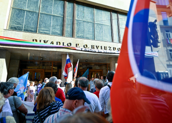 Atmosféra počas občianskeho protestu Matice slovenskej pred divadlom, proti aktuálnej reklamnej kampani bratislavského Divadla Pavla Országha Hviezdoslava na novú divadelnú sezónu. Bratislava 6. september 2023 (Foto: SITA/Milan Illík)