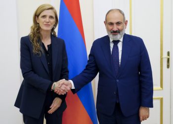 Administrátorka americkej Agentúry pre medzinárodný rozvoj Samantha Powerová (vľavo) a arménsky premiér Nikol Pašinjan pózujú na fotografii počas stretnutia v arménskom Jerevane v pondelok 25. septembra 2023 (Foto: SITA/AP/Tigran Mehrabyan/Pan Photo )
