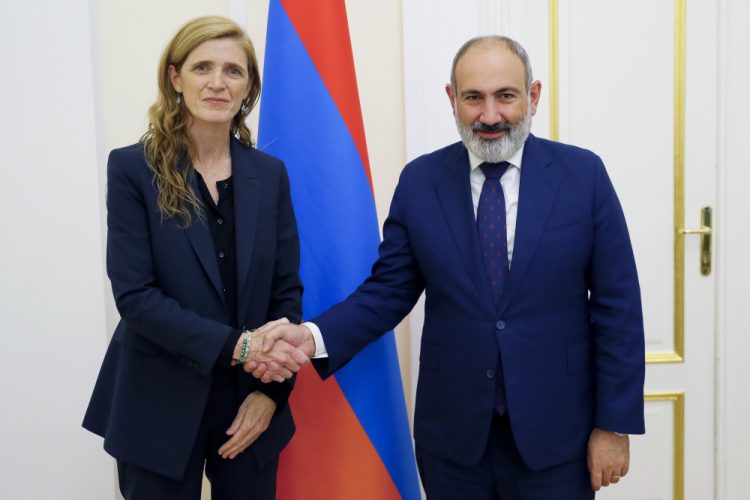 Administrátorka americkej Agentúry pre medzinárodný rozvoj Samantha Powerová (vľavo) a arménsky premiér Nikol Pašinjan pózujú na fotografii počas stretnutia v arménskom Jerevane v pondelok 25. septembra 2023 (Foto: SITA/AP/Tigran Mehrabyan/Pan Photo )