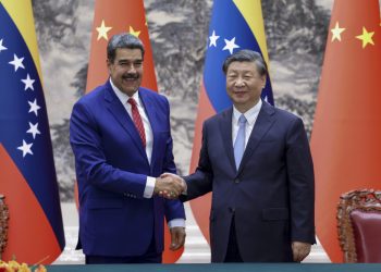 Venezuelský prezident Nicolas Maduro (vľavo) si podáva ruku so svojím čínskym náprotivkom Si Ťin-pchingom počas stretnutia vo Veľkej sále ľudu v Pekingu v stredu 13. septembra 2023 (Foto: SITA/AP/Liu Bin/Xinhua)
