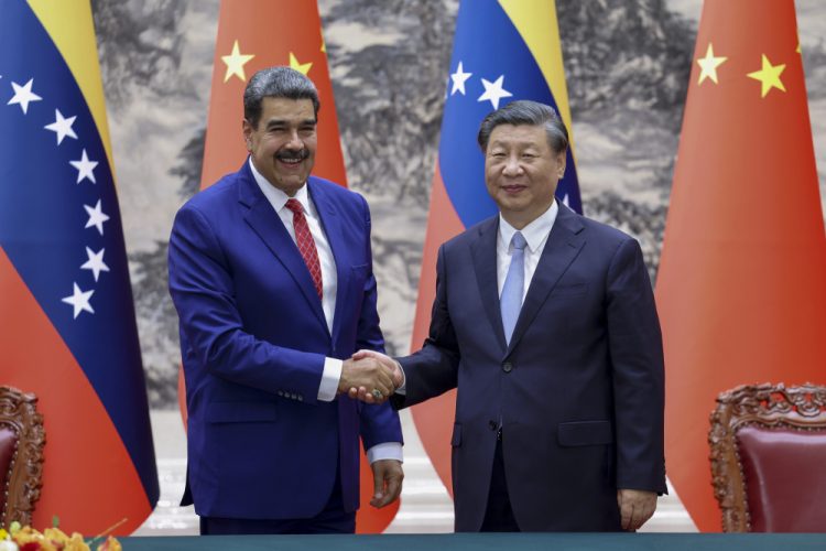 Venezuelský prezident Nicolas Maduro (vľavo) si podáva ruku so svojím čínskym náprotivkom Si Ťin-pchingom počas stretnutia vo Veľkej sále ľudu v Pekingu v stredu 13. septembra 2023 (Foto: SITA/AP/Liu Bin/Xinhua)