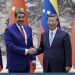 Venezuelský prezident Nicolas Maduro (vľavo) si podáva ruku so svojím čínskym náprotivkom Si Ťin-pchingom počas stretnutia vo Veľkej sále ľudu v Pekingu v stredu 13. septembra 2023 (Foto: SITA/AP/Liu Bin/Xinhua)