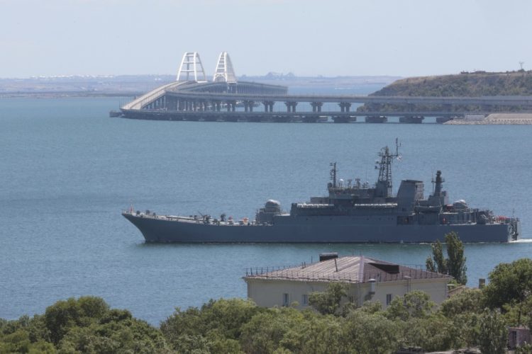 Ruská vojenská loď pri Krymskom moste, ktorý spájaja ruskú pevninu a Krymský polostrov cez Kerčský prieliv (Foto: SITA/AP Photo)