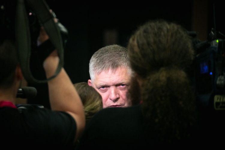 Poslanec NR SR za stranu SMER-SSD Robert Fico počas príchodu na hlasovanie poslancov pred začatím mimoriadnej 99. schôdze Národnej rady SR v Zimnej jazdiarni Bratislavského hradu. Bratislava, 22. august 2023 (Foto: SITA/Diana Černak)