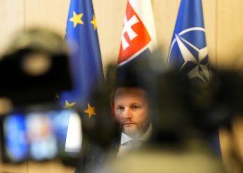 Exminister obrany Jaroslav Naď odpovedá na otázky počas rozhovoru pre agentúru Associated Press v Bratislave v pondelok 13. februára 2023 (Foto: SITA/AP Photo/Petr David Josek)
