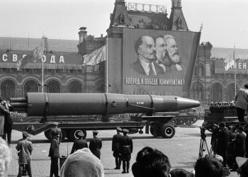 Na Červenom námestí v Moskve je vystavená  raketa s transparentom Vladimíra Lenina, Friedricha Engelsa a Karla Marxa počas každoročného prvomájového sprievodu v Sovietskom zväze 1. mája 1963 (Foto: SITA/AP Photo)