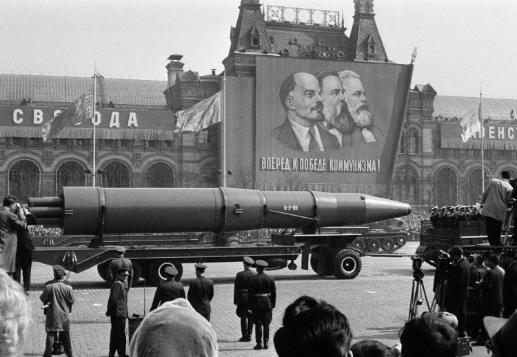 Na Červenom námestí v Moskve je vystavená  raketa s transparentom Vladimíra Lenina, Friedricha Engelsa a Karla Marxa počas každoročného prvomájového sprievodu v Sovietskom zväze 1. mája 1963 (Foto: SITA/AP Photo)
