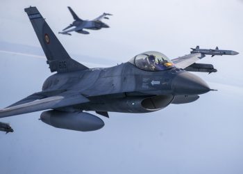 Stíhačky portugalského letectva F-16, ktoré sa zúčastňujú na misii NATO na ochranu vzdušného priestoru v Pobaltí, operujú vo vzdušnom priestore Litvy, pondelok 22. mája 2023 (Foto: SITA/AP Photo/Mindaugas Kulbis)