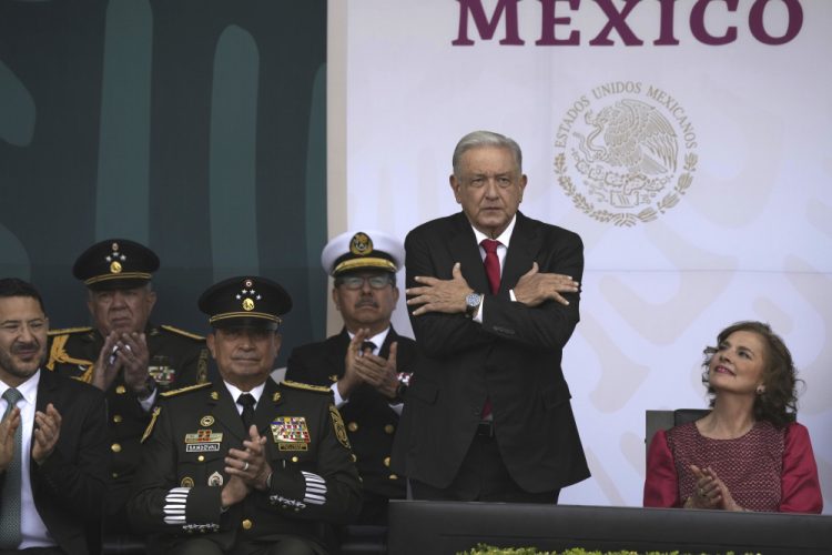 Mexický prezident Andrés Manuel López Obrador v sprievode prvej dámy posiela symbolické objatie na začiatku každoročného sprievodu pri príležitosti Dňa nezávislosti na hlavnom námestí hlavného mesta Zocalo v Mexico City v sobotu 16. septembra 2023 (Foto: SITA/AP Photo/Fernando Llano)