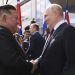 Ruský prezident Vladimir Putin (vpravo) a severokórejský vodca Kim Čong-un si podávajú ruky počas stretnutia na kozmodróme Vostočnyj pri meste Ciolkovskij, približne 200 kilometrov od mesta Blagoveščensk na ďalekom východe Amurskej oblasti v Rusku v stredu 13. septembra 2023 (Foto: SITA/AP/Michail Metzel, Sputnik, Kremlin)