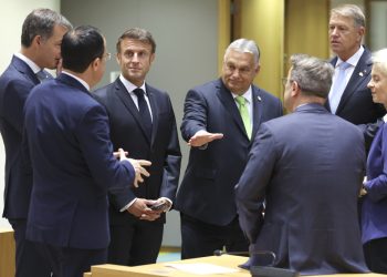 Na snímke zľava belgický premiér Alexander De Croo, cyperský prezident Nikos Christodoulides, francúzsky prezident Emmanuel Macron, maďarský premiér Viktor Orbán, luxemburský premiér Xavier Bettel, rumunský prezident Klaus Werner Ioannis a predsedníčka Európskej komisie Ursula von der Leyenová počas okrúhleho stola v budove Európskej rady v Bruseli v piatok 30. júna 2023 (Foto: SITA/AP Photo/Geert Vanden Wijngaert)