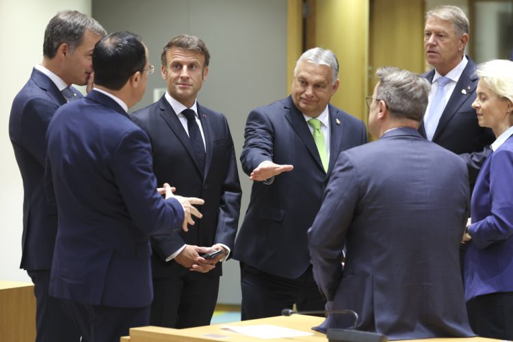 Na snímke zľava belgický premiér Alexander De Croo, cyperský prezident Nikos Christodoulides, francúzsky prezident Emmanuel Macron, maďarský premiér Viktor Orbán, luxemburský premiér Xavier Bettel, rumunský prezident Klaus Werner Ioannis a predsedníčka Európskej komisie Ursula von der Leyenová počas okrúhleho stola v budove Európskej rady v Bruseli v piatok 30. júna 2023 (Foto: SITA/AP Photo/Geert Vanden Wijngaert)