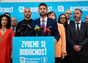 Predseda hnutia PS Michal Šimečka (v popredí) počas tlačovej besedy hnutia Progresívne Slovensko (PS) na tému: Plán pre budúcnosť - predstavenie programu. Bratislava, 2. september 2022 (Foto: SITA/Jana Birošová)