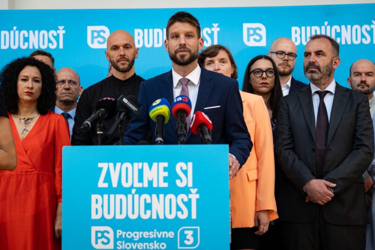 Predseda hnutia PS Michal Šimečka (v popredí) počas tlačovej besedy hnutia Progresívne Slovensko (PS) na tému: Plán pre budúcnosť - predstavenie programu. Bratislava, 2. september 2022 (Foto: SITA/Jana Birošová)