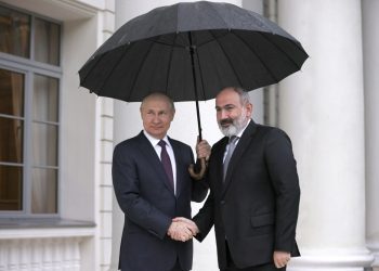 Ruský prezident Vladimir Putin (vľavo) a arménsky premiér Nikol Pašinjan pózujú v ruskom čiernomorskom letovisku Soči v pondelok 31. októbra 2022 (Foto: SITA/AP/Sergej Bobylev, Sputnik, Kremlin)