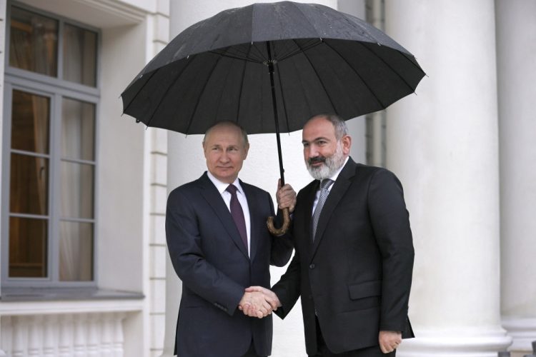 Ruský prezident Vladimir Putin (vľavo) a arménsky premiér Nikol Pašinjan pózujú v ruskom čiernomorskom letovisku Soči v pondelok 31. októbra 2022 (Foto: SITA/AP/Sergej Bobylev, Sputnik, Kremlin)