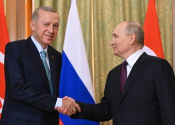 Ruský prezident Vladimir Putin (vpravo) si podáva ruku s tureckým prezidentom Recepom Tayyipom Erdoganom (vľavo) počas ich stretnutia v ruskom čiernomorskom letovisku Soči v pondelok 4. septembra 2023 (Foto: SITA/AP/Sergej Gunejev, Sputnik, Kremlin)