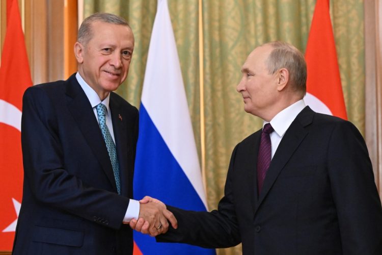 Ruský prezident Vladimir Putin (vpravo) si podáva ruku s tureckým prezidentom Recepom Tayyipom Erdoganom (vľavo) počas ich stretnutia v ruskom čiernomorskom letovisku Soči v pondelok 4. septembra 2023 (Foto: SITA/AP/Sergej Gunejev, Sputnik, Kremlin)