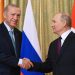 Ruský prezident Vladimir Putin (vpravo) si podáva ruku s tureckým prezidentom Recepom Tayyipom Erdoganom (vľavo) počas ich stretnutia v ruskom čiernomorskom letovisku Soči v pondelok 4. septembra 2023 (Foto: SITA/AP/Sergej Gunejev, Sputnik, Kremlin)