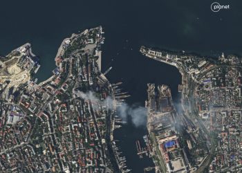 Na satelitnej snímke poskytnutej spoločnosťou Planet Labs dymí budova veliteľstva ruskej Čiernomorskej flotily v Sevastopole na Kryme v piatok 22. septembra 2023 po tom, ako bola zasiahnutá raketovým útokom ukrajinskej armády (Foto: SITA/AP/Planet Labs)