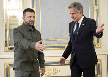 Americký minister zahraničných vecí Antony Blinken (uprostred) stojí vedľa ukrajinských bezpečnostných síl pred odchodom z vlakovej stanice v Kyjeve na Ukrajine vo štvrtok 7. septembra 2023 (Foto: SITA/AP/Brendan Smialowski)